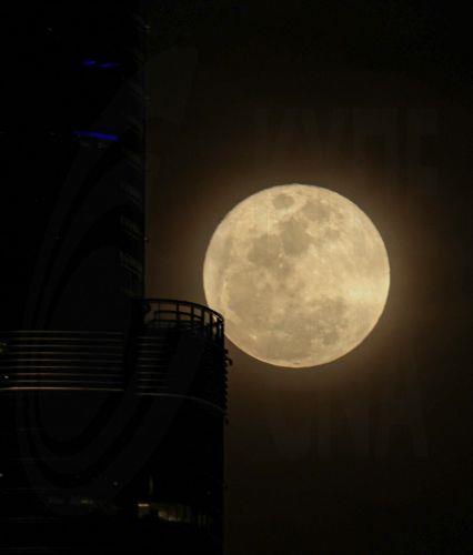 epa12866437 The full ‘Pink Moon’ rises behind the Burj Khalifa, the world’s tallest building, in Dubai, United Arab Emirates, 02 April 2026.  EPA/ALI HAIDER