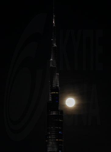 epa12866438 The full ‘Pink Moon’ rises behind the Burj Khalifa, the world’s tallest building, in Dubai, United Arab Emirates, 02 April 2026.  EPA/ALI HAIDER