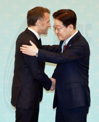 epa12866785 South Korean President Lee Jae Myung (R) and French President Emmanuel Macron (L) embrace each other at the end of a joint press appearance following their talks at the presidential office Cheong Wa Dae in Seoul, South Korea, 03 April 2026.  EPA/YONHAP SOUTH KOREA OUT