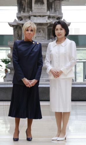 epa12866789 Kim Hea Kyung (R), wife of South Korean President Lee Jae Myung, and Brigitte Macron (L), wife of French President Emmanuel Macron, pose for a photo as they tour the National Museum of Korea in Seoul, South Korea, 03 April 2026.  EPA/YONHAP / POOL SOUTH KOREA OUT