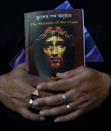 epa12866793 A Christian holds a holy book during a Good Friday march near Mother House in Kolkata, India, 03 April 2026. Good Friday is a religious holiday observed primarily by adherents to Christianity commemorating the crucifixion of Jesus and his death at Golgotha. The holiday is observed during Holy Week as part of the Paschal Triduum on the Friday...