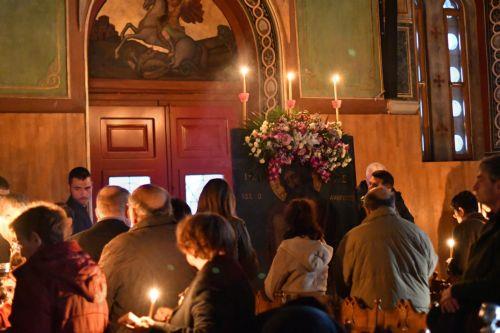 Σε κλίμα κατάνυξης τελέσθηκε η ακολουθία του Νυμφίου στον ενοριακό ναό του Αγίου Νικολάου στην παραλία του Ναυπλίου την Κυριακή 5 Απριλίου 2026. Κρατώντας την εικόνα του Νυμφίου Χριστού ο εφημέριος του ναού π. Νικόλαος Μίχος ,την περιέφερε στον ναό σε κλίμα βαθιάς κατάνυξης. Η Ακολουθία του Νυμφίου (Όρθρος Μεγάλης Τρίτης) στον Ιερό Ναό Αγίου Νικολάου...