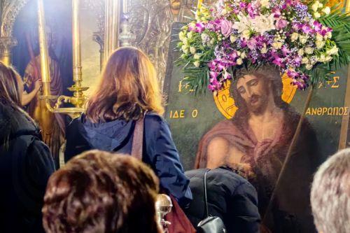 Σε κλίμα κατάνυξης τελέσθηκε η ακολουθία του Νυμφίου στον ενοριακό ναό του Αγίου Νικολάου στην παραλία του Ναυπλίου την Κυριακή 5 Απριλίου 2026. Κρατώντας την εικόνα του Νυμφίου Χριστού ο εφημέριος του ναού π. Νικόλαος Μίχος ,την περιέφερε στον ναό σε κλίμα βαθιάς κατάνυξης. Η Ακολουθία του Νυμφίου (Όρθρος Μεγάλης Τρίτης) στον Ιερό Ναό Αγίου Νικολάου...