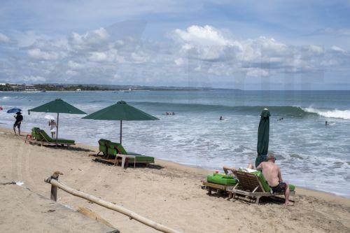epa12871205 Tourists spend time at a beach in Kuta, Bali, Indonesia, 06 April 2026. The Bali Tourism Office aims to attract 6.625 million international tourist arrivals in 2026.  EPA/MADE NAGI