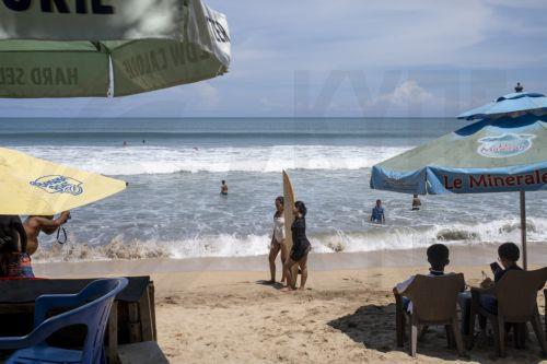 epa12871207 Tourists spend time at a beach in Kuta, Bali, Indonesia, 06 April 2026. The Bali Tourism Office aims to attract 6.625 million international tourist arrivals in 2026.  EPA/MADE NAGI