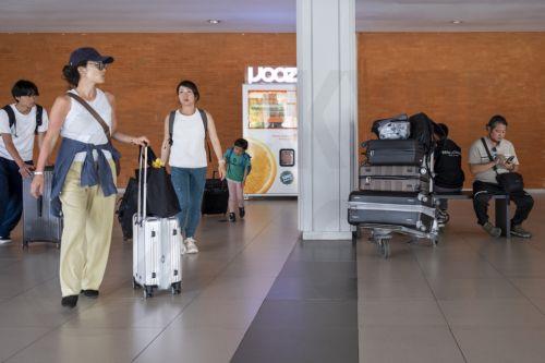 epa12871209 Tourists arrive at Ngurah Rai international airport in Bali, Indonesia, 06 April 2026. The Bali Tourism Office aims to attract 6.625 million international tourist arrivals in 2026.  EPA/MADE NAGI
