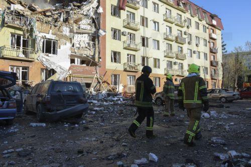 epa12871263 Ukrainian rescuers work at the site of a Russian strike on a residential building in Odesa, Ukraine, 06 April 2026, amid the ongoing Russian invasion. At least three people, including one child, were killed and 16 others injured in the overnight attack, according to a National Police of Ukraine report.  EPA/IGOR MASLOV