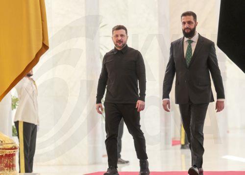 epa12871334 Ukrainian President Volodymyr Zelensky (L) and Syrian President Ahmed al-Sharaa (R) arrive to pose for a photo during their meeting in Damascus, Syria, 05 April 2026 (issued 06 April 2026). Zelensky arrived in Syria for his first official visit to meet with top Syrian officials amid the ongoing Russian invasion to Ukraine.  EPA/MOHAMMED AL RIFAI