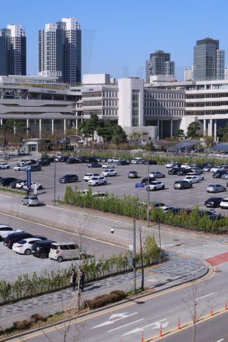 epa12874307 Fewer vehicles than ever are parked at an outdoor parking lot of the government complex in Sejong, South Korea, 08 April 2026, as the government launched a two-day vehicle rotation system in the public sector that allows only cars with even-numbered plates to be driven for the day. The move is part of the government's efforts to curb energy...