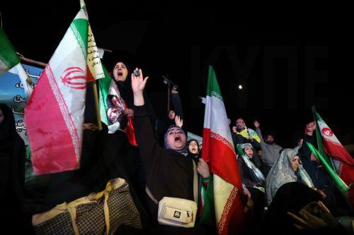 epa12874351 Iranians wave flags and shout during a demonstration following the announcement of a two-week ceasefire at Enghelab Square in Tehran, Iran, 08 April 2026. Iran and the USA agreed to the two-week truce to halt military operations and keep the Strait of Hormuz open for oil and gas shipments, with formal peace talks set to begin in Islamabad on 10...