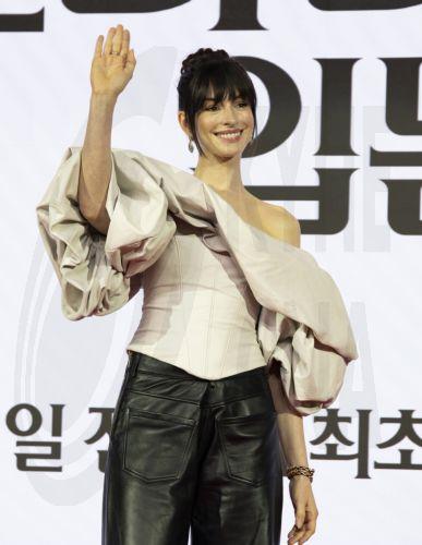 epa12874407 US actor Anne Hathaway waves during a press conference for the film, 'The Devil Wears Prada 2' in Seoul, South Korea, 08 April 2026. The film opens worldwide on 29 April 2026.  EPA/JEON HEON-KYUN