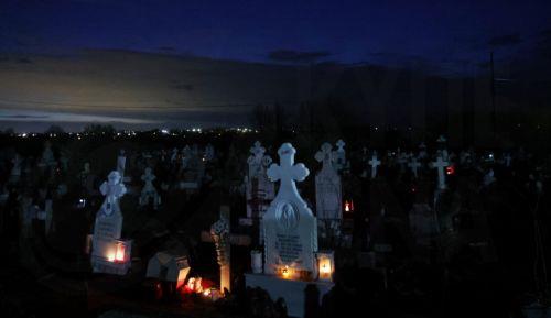 epa12876915 A view of the village cemetery during the Orthodox Maundy Thursday memorial for the departed at a cemetery in Copaciu, Romania, 09 April 2026. Orthodox believers in the village traditionally gather in the early morning to light fires, sprinkle water and smoke over family graves, and share food in memory of their departed relatives. Romanian...