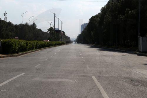 epa12877624 A deserted road leading to the red zone where most of the diplomatic missions and government offices are situated, as this zone is blocked for security ahead of the visit of US and Iranian delegations in Islamabad, Pakistan, 09 April 2026. Prime Minister Shehbaz Sharif said US and Iranian delegations will visit Islamabad for peace talks...