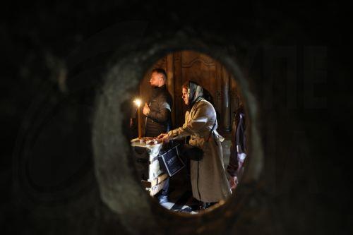 epa12879955 A monk pours oil at the tomb of Christ as worshippers attend the Holy Friday procession at the Church of the Holy Sepulchre in the Old City of Jerusalem, 10 April 2026. Israel lifted restrictions on gatherings of people as Iran, the US, and Israel brokered a two-week ceasefire on 07 April 2026.  EPA/ABIR SULTAN