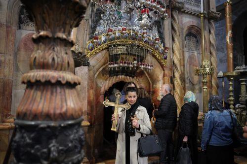 epa12879961 Worshippers attend the Holy Friday procession at the Church of the Holy Sepulchre in the Old City of Jerusalem, 10 April 2026. Israel lifted restrictions on gatherings of people as Iran, the US, and Israel brokered a two-week ceasefire on 07 April 2026.  EPA/ABIR SULTAN