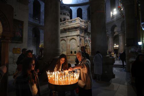 epa12879962 Worshippers attend the Holy Friday procession at the Church of the Holy Sepulchre in the Old City of Jerusalem, 10 April 2026. Israel lifted restrictions on gatherings of people as Iran, the US, and Israel brokered a two-week ceasefire on 07 April 2026.  EPA/ABIR SULTAN