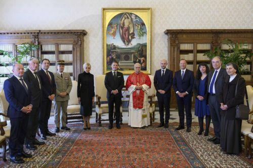 epa12880008 A handout picture provided by the Vatican Media shows Pope Leo XIV (C-R) and French President Emmanuel Macron (C-L) and his wife Brigitte (5-L) during a private audience in Vatican City, 10 April 2026.  EPA/VATICAN MEDIA HANDOUT HANDOUT EDITORIAL USE ONLY/NO SALES