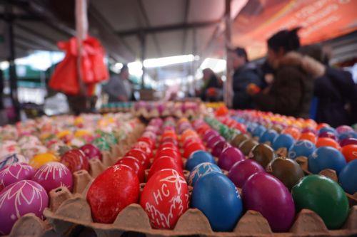 epa12880096 Shoppers pick hand-painted Easter eggs for sale at a farmers market in Belgrade, Serbia, 10 April 2026. Orthodox Serbs will celebrate Easter on 12 April 2026.  EPA/ANDREJ CUKIC