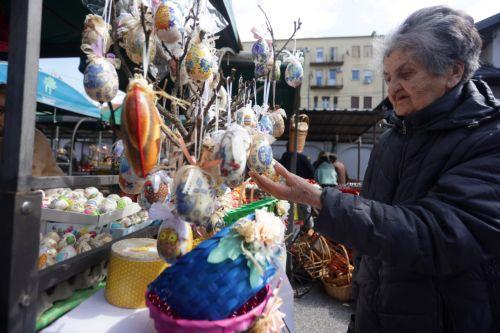 epa12880101 A woman inspects hand-painted Easter eggs for sale at a farmers market in Belgrade, Serbia, 10 April 2026. Orthodox Serbs will celebrate Easter on 12 April 2026.  EPA/ANDREJ CUKIC