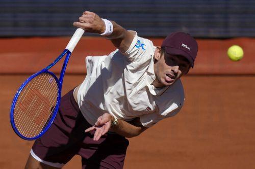 epa12888842 Alex de Minaur of Australia serves against Sebastian Ofner of Austria during the second day of the ATP 500 Barcelona Open tennis tournament in Barcelona, Spain, 14 April 2026.  EPA/ENRIC FONTCUBERTA