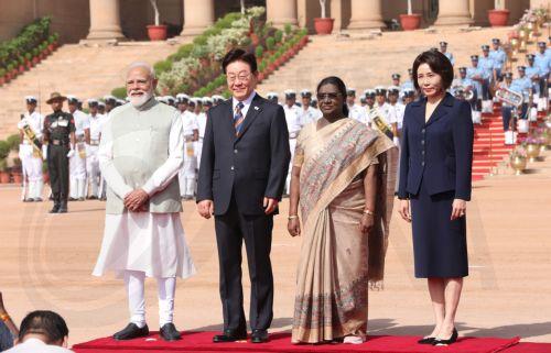 epa12901610 South Korean president Lee Jae Myung (2-L) and his wife Kim Hea Kyung (R) stand with Indian president Droupadi Murmu (2-R) and Indian prime minister Narendra Modi (L) during a welcome ceremony at the President’s House in New Delhi, India, 20 April 2026. President Lee Jae Myung is on a two days state visit to India and is scheduled to meet top...