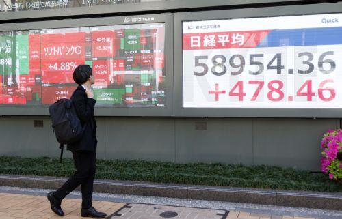 epa12901634 A passerby walks past a stock market indicator board in Tokyo, Japan, 20 April 2026. Tokyo stocks rose slightly on optimism over possible Middle East peace talks.  EPA/FRANCK ROBICHON