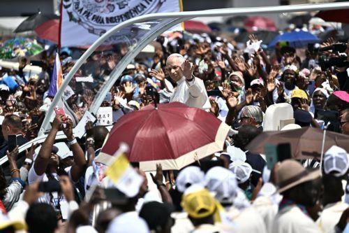 epa12902389 Pope Leo XIV (C) arrives to lead Holy Mass in the area at the Saurimo esplanade Saurimo, Angola, 20 April 2026. The Pope is on an eleven-day apostolic journey to Africa, with stops in Algeria, Cameroon, Angola, and Equatorial Guinea.  EPA/LUCA ZENNARO