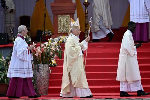epa12902392 Pope Leo XIV (C) arrives to lead Holy Mass at the Saurimo esplanade in Saurimo, Angola, 20 April 2026. The Pope is on an eleven-day apostolic journey to Africa, with stops in Algeria, Cameroon, Angola, and Equatorial Guinea.  EPA/LUCA ZENNARO