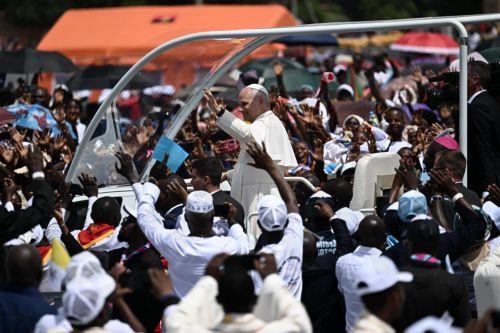 epa12902393 Pope Leo XIV (C) arrives to lead Holy Mass in the area at the Saurimo esplanade Saurimo, Angola, 20 April 2026. The Pope is on an eleven-day apostolic journey to Africa, with stops in Algeria, Cameroon, Angola, and Equatorial Guinea.  EPA/LUCA ZENNARO