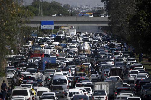 epa12902494 Vehicles are caught in a traffic jam as major roads are sealed and public transport is suspended, in Islamabad, Pakistan, 20 April 2026. As the ceasefire deadline nears, US negotiators are returning to Islamabad for a second round of talks, despite an Iranian Foreign Ministry spokesperson stating that Tehran has no plans to participate. ...