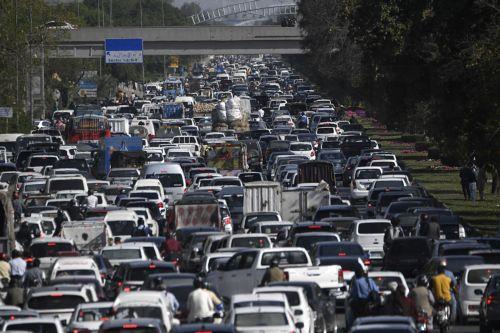 epa12902495 Vehicles are caught in a traffic jam as major roads are sealed and public transport is suspended, in Islamabad, Pakistan, 20 April 2026. As the ceasefire deadline nears, US negotiators are returning to Islamabad for a second round of talks, despite an Iranian Foreign Ministry spokesperson stating that Tehran has no plans to participate. ...