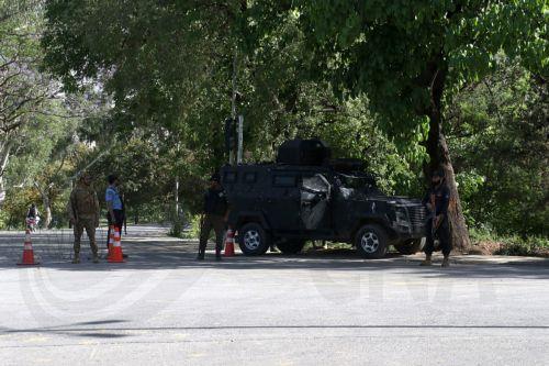 epa12902510 Pakistani security officials guard a road ahead of the expected arrival of a US delegation in Islamabad, Pakistan, 20 April 2026. As the ceasefire deadline nears, US negotiators are returning to Islamabad for a second round of talks, despite an Iranian Foreign Ministry spokesperson stating that Tehran has no plans to participate.  EPA/SOHAIL...