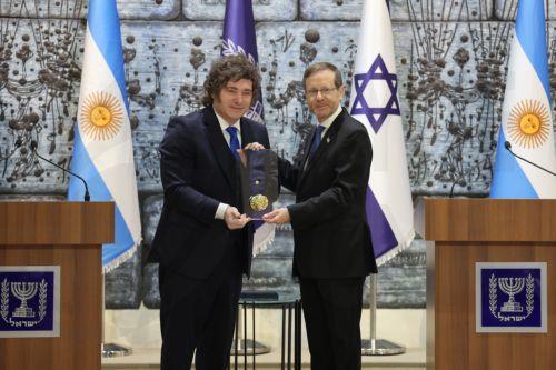 epa12902590 Argentine President Javier Milei (L) receives the Presidential Medal of Honor from Israeli President Isaac Herzog (R) during their meeting at the presidential residence in Jerusalem, 20 April 2026.  EPA/ABIR SULTAN