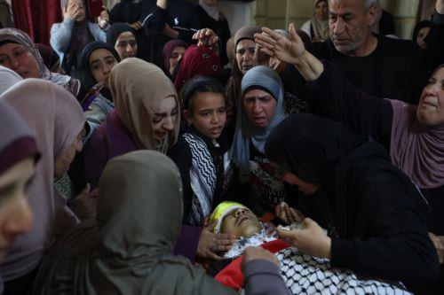 epa12906660 GRAPHIC CONTENT - Relatives of Palestinian teenager Aws Hamdi Al-Naasan mourn during his funeral in the village of Al-Mughayyir, east of the West Bank city of Ramallah, 22 April 2026.  According to the Palestinian news agency WAFA, two Palestinians were killed by Israeli settlers’ gunfire during an attack on Al-Mughayyir, east of Ramallah, on 21...