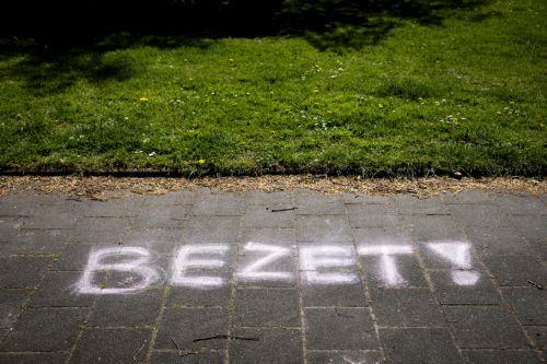 epa12907189 A spot is reserved for a flea market in Amsterdam, the Netherlands, 22 April 2026, as the city prepares for King's Day. In 2026, the Netherlands will celebrate King's Day on 27 April.  EPA/ROBIN VAN LONKHUIJSEN