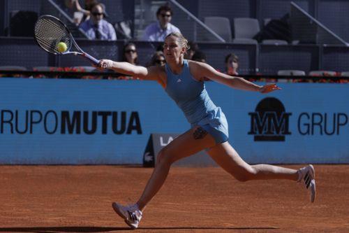 epa12907283 Czech Republic's Karolina Pliskova in action during her women's singles first-round match against Austria's Sinja Kraus at the Madrid Open tennis tournament in Madrid, Spain, 22 April 2026.  EPA/JUANJO MARTIN