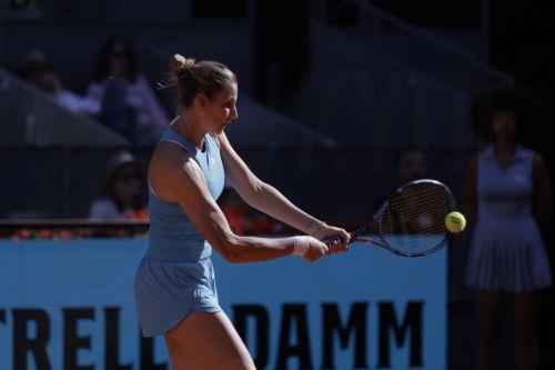 epa12907285 Czech Republic's Karolina Pliskova in action during her women's singles first-round match against Austria's Sinja Kraus at the Madrid Open tennis tournament in Madrid, Spain, 22 April 2026.  EPA/JUANJO MARTIN