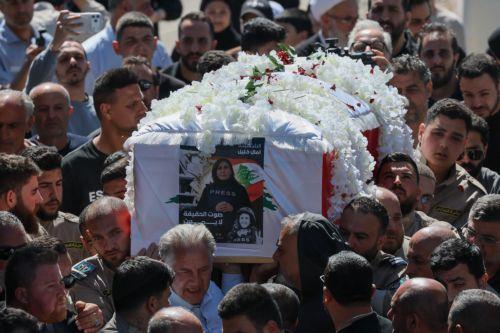 epa12909558 People carry the coffin of Lebanese journalist Amal Khalil during her funeral procession in the village of Baisariyah, southern Lebanon, 23 April 2026. Al-Akhbar newspaper journalist Amal Khalil was killed on 22 April after an Israeli airstrike targeted a building in the village of al-Tiri, Bint Jbeil district, in southern Lebanon.  EPA/WAEL...