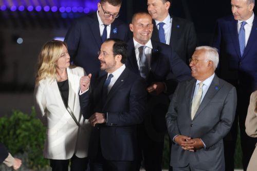 epa12909688 (L-R front row ) Italian Prime Minister Giorgia Meloni, Cypriot President Nikos Christodoulides and President of the European Council Antonio Costa pose for a family picture during an informal meeting of EU Heads of State or Government in Agia Napa, Cyprus, 23 April 2026. EU leaders are expected to address current geopolitical developments and...