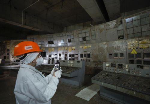 epa12910983 A visitor in the control room of the plant's fourth reactor at the Chernobyl nuclear power plant, in Chernobyl, Ukraine, 23 April 2026 (issued 24 April 2026). Ukraine will mark the 40th anniversary of the Chernobyl disaster on 26 April 2026. The explosion of reactor 4 of the Chernobyl nuclear power plant in the early hours of 26 April 1986 is...