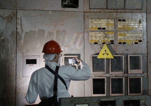 epa12910986 A visitor in the control room of the plant's fourth reactor at the Chernobyl nuclear power plant, in Chernobyl, Ukraine, 23 April 2026 (issued 24 April 2026). Ukraine will mark the 40th anniversary of the Chernobyl disaster on 26 April 2026. The explosion of reactor 4 of the Chernobyl nuclear power plant in the early hours of 26 April 1986 is...