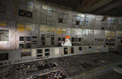 epa12910988 A visitor in the control room of the plant's fourth reactor at the Chernobyl nuclear power plant, in Chernobyl, Ukraine, 23 April 2026 (issued 24 April 2026). Ukraine will mark the 40th anniversary of the Chernobyl disaster on 26 April 2026. The explosion of reactor 4 of the Chernobyl nuclear power plant in the early hours of 26 April 1986 is...