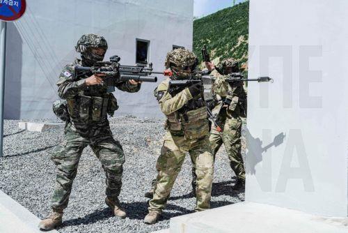 epa12916200 A handout photo made available by the South Korean Marine Corps Command shows South Korean Marines and New Zealand troops taking part in a street fighting drill in Pohang, South Korea, 26 April 2026 (issued 27 April 2026). The Navy and Marine Corps launched a weeklong regular amphibious landing exercise to maintain combat readiness against...