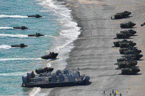 epa12916206 A handout photo made available by the South Korean Marine Corps Command shows KAAV amphibious assault vehicles and an LSF landing craft carrying Marines moving toward a beach in Pohang, about 270 kilometers southeast of Seoul, South Korea, 26 April 2026 (issued 27 April 2026). The Navy and Marine Corps launched a weeklong regular amphibious...