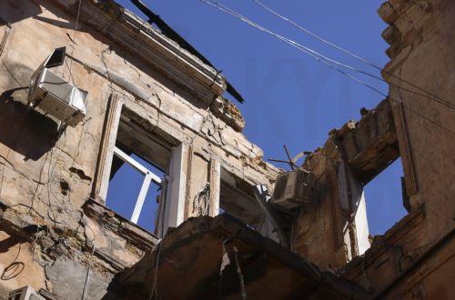 epa12916863 The site of the Russian strike on a residential area in Odesa, Ukraine, 27 April 2026, amid the Russian invasion. At least 14 people were injured, including two children, after an overnight Russian attack on Odesa, according to the head of the Odesa regional military administration, Oleg Kiper.  EPA/IGOR MASLOV