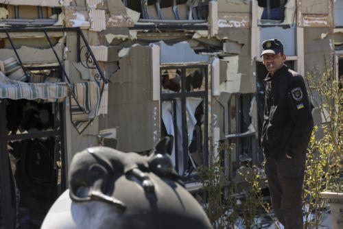 epa12916865 A local man stands at the site of the Russian strike on a residential area in Odesa, Ukraine, 27 April 2026, amid the Russian invasion. At least 14 people were injured, including two children, after an overnight Russian attack on Odesa, according to the head of the Odesa regional military administration, Oleg Kiper.  EPA/IGOR MASLOV