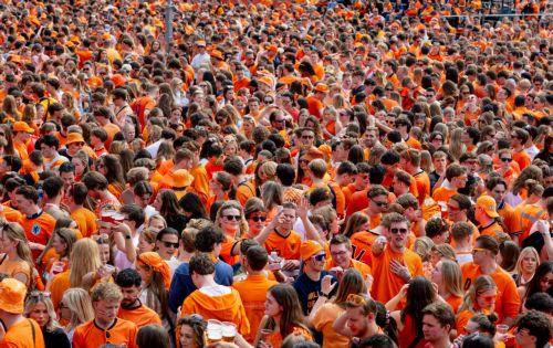 epa12917053 People wearing orange clothing attend the Radio 538 King's Day celebration in Breda, the Netherlands, 27 April 2026. Every year, the festival draws nearly 40,000 visitors to the Chasseveld. The national holiday of 'Koningsdag' (King's Day) marks the birthday of the Dutch monarch.  EPA/IRIS VAN DEN BROEK