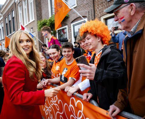 epa12917057 Princess Catharina-Amalia of the Netherlands (L) greets spectators during the celebration of King's Day, in Dokkum, the Netherlands, 27 April 2026. The national holiday of 'Koningsdag' (King's Day) marks the birthday of the Dutch monarch.  EPA/SEM VAN DER WAL / POOL