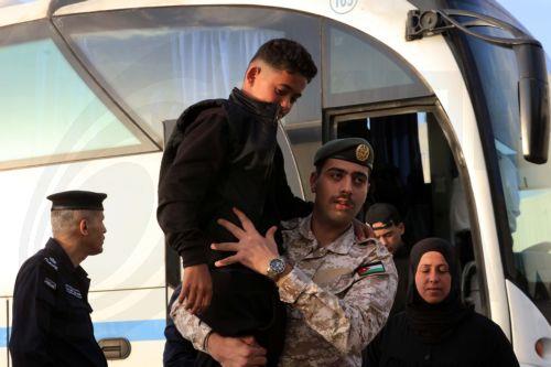 epa12918021 A soldier carries a wounded Palestinian child as evacuees from Gaza arrive for medical treatment at the King Hussein Bridge crossing in South Shuna, Jordan, 27 April 2026. A group of at least 81 injured people from the Gaza Strip arrived in Jordan for medical care, accompanied by 108 parents and family members. The evacuation is part of a...