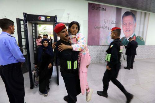 epa12918027 A soldier carries a wounded Palestinian child as evacuees from Gaza arrive for medical treatment at the King Hussein Bridge crossing in South Shuna, Jordan, 27 April 2026. A group of at least 81 injured people from the Gaza Strip arrived in Jordan for medical care, accompanied by 108 parents and family members. The evacuation is part of a...